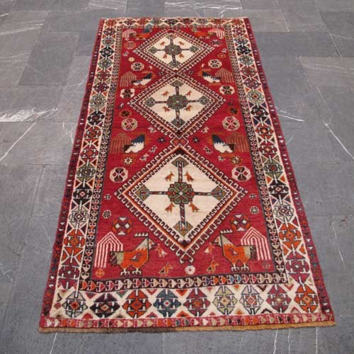 خرید آنلاین، فرش دستباف گبه کد 38693 طرح ۳ ترنج بسیار زیبا با رنگ زمینه لاكي و حاشیه كرم، زیر قیمت بازار | چترزندگی