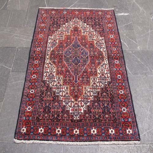 خرید آنلاین، فرش دستباف سنندج کد 38733 در طرح لچک و ترنج، رنگ زمینه كرم و حاشیه لاكي، زیر قیمت بازار | چترزندگی