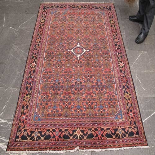 خرید آنلاین، فرش بافت دست انجلاس همدان، طرح لچک و ترنج، رنگ زمینه رناسي با حاشیه سرمه اي کد ۳۹۳۴۰، زیر قیمت بازار | چترزندگی