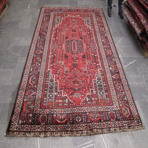 خرید آنلاین، فرش دستباف شيراز کد 38493 با رنگ زمینه لاكي و حاشیه سرمه اي، نقشه زیبا در طرح لچک و ترنج، زیر قیمت بازار | چترزندگی