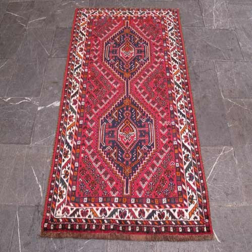 خرید آنلاین، فرش دستباف شيراز کد 38446 سایز ذرع و نیم طرح ۲ ترنج، رنگ زمینه لاكي با حاشیه كرم، زیر قیمت بازار | چترزندگی