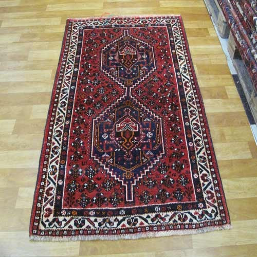 خرید آنلاین، فرش دستباف شيراز کد 38447 با نقشه زیبا در طرح ۲ ترنج، رنگ زمینه لاكي و حاشیه كرم، زیر قیمت بازار | چترزندگی