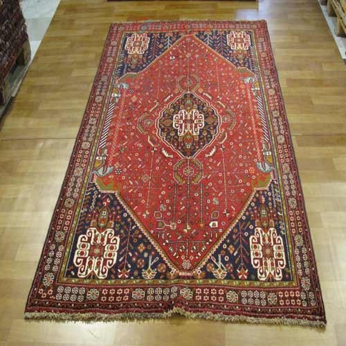 خرید آنلاین، فرش دستباف شيراز کد 38601 با نقشه زیبا در طرح لچک و ترنج سایز پرده اي، رنگ زمینه لاكي و حاشیه قهوه اي، زیر قیمت بازار | چترزندگی