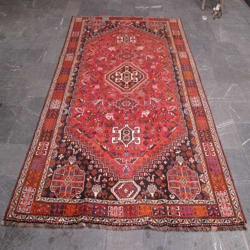 خرید آنلاین، فرش دستباف شيراز کد 38424 با نقشه زیبا در طرح لچک و ترنج سایز قالي رنگ زمینه لاكي رنگ حاشیه كرم، زیر قیمت بازار | چترزندگی