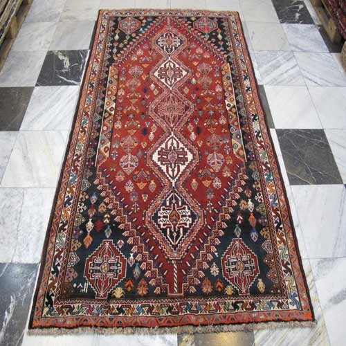 خرید آنلاین، فرش دستباف شيراز کد 38620 در طرح ۵ ترنج، رنگ زمینه لاكي با حاشیه كرم، زیر قیمت بازار | چترزندگی