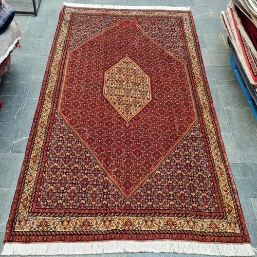 خرید آنلاین، فرش بافت دست بيجار با طرح زمینه ترنج و ماهي، رنگ زمینه لاكي و حاشیه كرم کد ۳۹۲۷۲، زیر قیمت بازار | چترزندگی