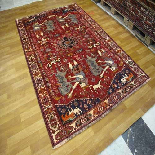 خرید آنلاین، فرش دستباف شيراز کد 38511 طرح تخت جمشید، رنگ زمینه لاكي و حاشیه كرم، زیر قیمت بازار | چترزندگی