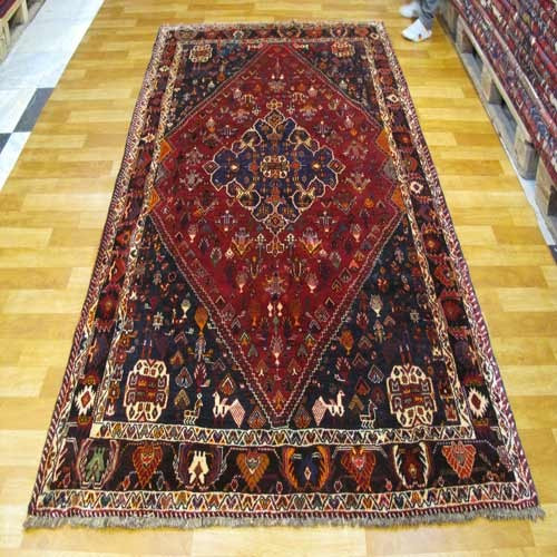 خرید آنلاین، فرش دستباف شيراز کد 38640 با نقشه عالی در طرح لچک و ترنج، رنگ زمینه لاكي و حاشیه قهوه اي، زیر قیمت بازار | چترزندگی