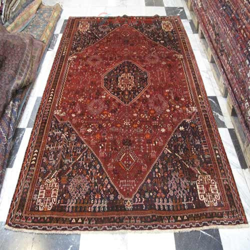 خرید آنلاین، فرش دستباف شيراز کد 38459 با نقشه عالی، طرح لچک و ترنج، رنگ زمینه لاكي و حاشیه قهوه ای، زیر قیمت بازار | چترزندگی