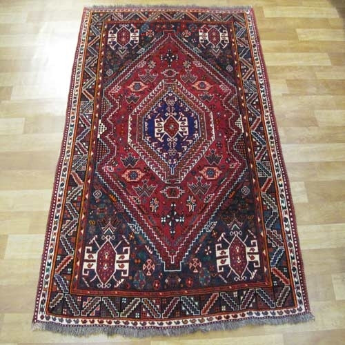 خرید آنلاین، فرش بافت دست شيراز در طرح لچک و ترنج، رنگ زمینه لاكي و حاشیه سرمه اي کد ۳۹۲۴۳، زیر قیمت بازار | چترزندگی