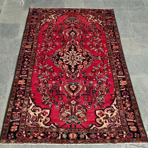 خرید آنلاین، فرش دستباف وینتیج سريش آباد قروه کد 37923 سایز قالیچه، طرح لچک و ترنج با زمینه لاكي رنگ حاشیه سرمه اي، زیر قیمت بازار | چترزندگی