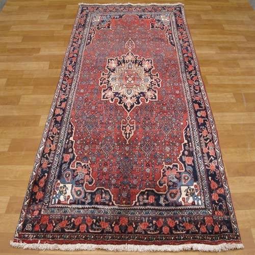 خرید آنلاین، فرش بيجار بافت دست در طرح لچک و ترنج با رنگ زمینه لاكي و حاشیه سرمه اي کد ۳۹۱۳۲، زیر قیمت بازار | چترزندگی