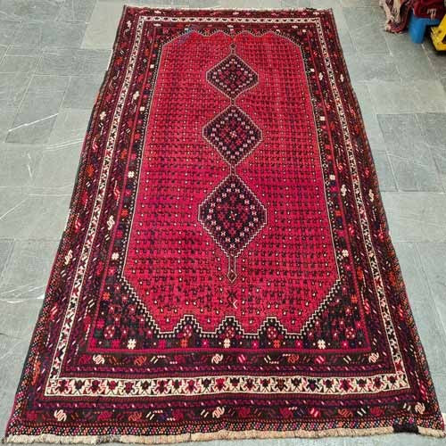 خرید آنلاین، فرش دستباف شيراز سایز قالی کد 38415 با نقشه عالی در طرح ۳ ترنج، رنگ زمینه لاكي، زیر قیمت بازار | چترزندگی