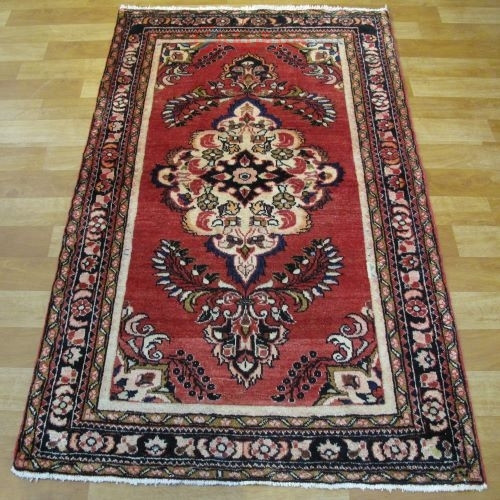 خرید آنلاین، فرش خوش بافت دست ليليان با طرح لچک و ترنج، رنگ زمینه لاكي و حاشیه سرمه اي کد ۴۰۰۲۳، قیمت عالی | چترزندگی