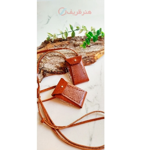 خرید آنلاین، گردن آویز چرم طبیعی افکتی گاوی، در طرح و رنگ دلخواه شما، دست دوز با کیفیت عالی، زیر قیمت بازار | چترزندگی