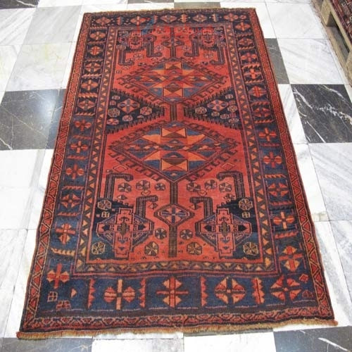 خرید آنلاین، فرش لري هنر بافت دست در طرح دو ترنج با رنگ زمینه لاكي و حاشیه سرمه اي کد ۳۹۱۴۱، زیر قیمت بازار | چترزندگی