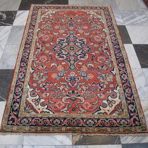 خرید آنلاین، فرش دستباف محلی اراک کد 37971 سایز قالیچه در طرح شکیل لچک و ترنج با رنگ زمینه لاكي و حاشیه سرمه اي، زیر قیمت بازار | چترزندگی