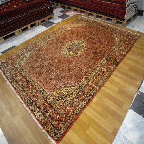 خرید آنلاین، فرش بافته شده با دستان ماهر بيجار، طرح ترنج و ماهي با رنگ زمینه و حاشیه لاكي کد ۳۹۷۱۳، زیر قیمت بازار | چترزندگی