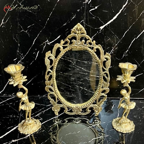 آینه و شمعدان برنزی بیضی شکل طرح برگ برجسته و طلایی رنگ