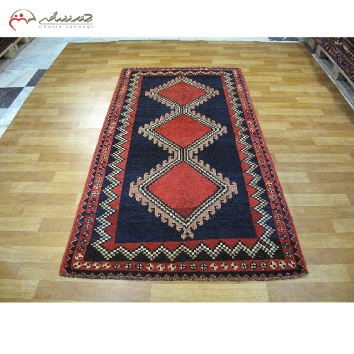 قالیچه ی دستبافت لرستان رنگ زمینه ی سرمه ای و حاشیه های لاکی طرح سه ترنج کد 39859 - چترزندگی