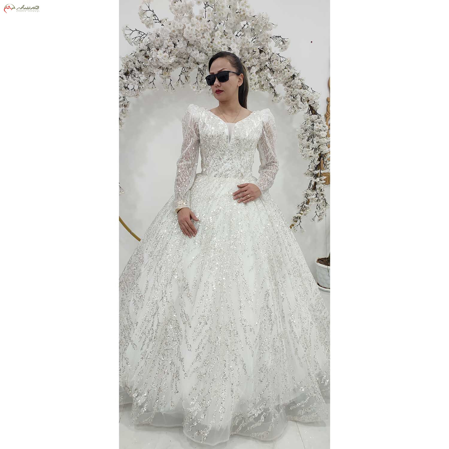 لباس عروس یقه دلبر با پارچه شاین پولک خطی و بالاتنه کار شده - چترزندگی