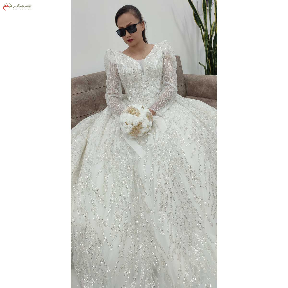لباس عروس یقه دلبر با پارچه شاین پولک خطی و بالاتنه کار شده