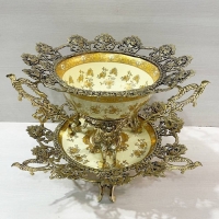 خرید، قیمت و مشخصات کاسه و بشقاب چینی جدید و اصل طرح گل رز و پایه های برنزی طلایی رنگ زیر قیمت | چترزندگی