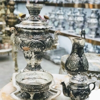 حرید، قیمت و مشخصات سماور 4 لیتری ویکتوریا قلم کاری شده و لبه دار کار دست و بدنه آبکاری نقره ای با ضمانت 12 ماهه - چترزندگی