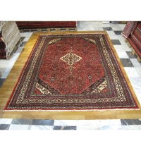 خرید، قیمت و مشخصات فرش دستبافت همدان زمینه لاکی رنگ با حاشیه کرم و تراکم بالا کد 39035 - چترزندگی