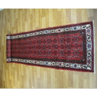 خرید، قیمت و مشخصات فرش دستباف همدان با نقشه عالی و رنگ زمینه لاکی و حاشیه های کرم کد 39174 - چترزندگی