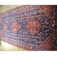 خرید، قیمت و مشخصات فرش دستبافت همدان طرح ترنج بافته شده با نخ درجه یک و رنگ زمینه سرمه ای و آبی کد 39190 - چترزندگی