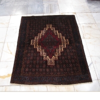 خرید، قیمت و مشخصات فرش دستبافت سنندج با طرح زمینه ترنج و حاشیه سرمه ای و نقشه تماشایی کد 39196 - چترزندگی