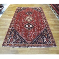 خرید، قیمت و مشخصات فرش دستبافت شیراز طرح لچک و ترنج بافته شده با الیاف طبیعی و درخشندگی عالی کد 39244 - چترزندگی