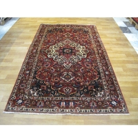 خرید، قیمت و مشخصات فرش دستبافت بختیاری با زمینه لچک و ترنج با رنگ لاکی و الیاف درجه یک کد 39285 - چترزندگی