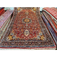 خرید، قیمت و مشخصات فرش دستبافت بیجار طرح لچک و ترنج با زمینه لاکی و نخ درجه یک و نقشه تماشایی کد 39452 - چترزندگی