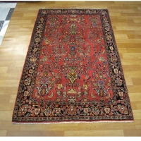 خرید، قیمت و مشخصات قالیچه دستبافت ساروق با رنگ زمینه دوغی و طرح گلدان و حاشیه سرمه ای کد 39557 - چترزندگی