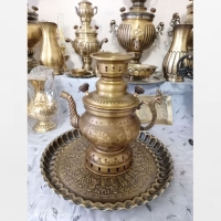 خرید، قیمت و مشخصات کتری برنجی طرح شکاری قلم کاری شده با دسته های گوزنی به همراه سینی قلم زنی شده - چترزندگی