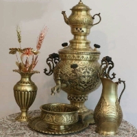 خرید، قیمت و مشخصات ست سماور ذغالی 6 لیتری توپی قلم زنی شده تبریز دارای دو جام روسی و دسته های توری - چترزندگی