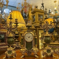 خرید، قیمت و مشخصات ست ساعت شمعدان برنزی مدل لانچینی به رنگ طلایی فورتیک و سنگ سبز کار شده در بدنه محصول کد 470 - چترزندگی