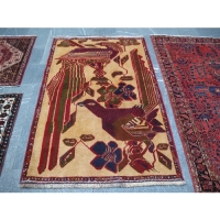 خرید، قیمت و مشخصات فرش دستبافت شیراز با رنگ زمینه ی کرم و حاشیه های لاکی مدل طاووس با گارانتی کد 40047 - چترزندگی