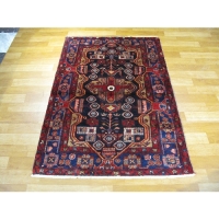 خرید، قیمت و مشخصات فرش دستبافت نهاوند با زمینه ی سرمه ای و حاشیه های آبی طرح لچک و ترنج با نقشه ی عالی کد 40052 - چترزندگی