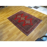 خرید، قیمت و مشخصات فرش دستبافت سنندج زمینه و حاشیه لاکی، مدل سه ترنج با تراکم بالا و درخشندگی عالی کد 40121 - چترزندگی