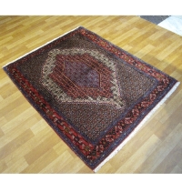 خرید، قیمت و مشخصات فرش دستبافت سنندج با رنگ کرم و لاکی سایز ذرع و نیم، طرح لچک و ترنج با ماندگاری بالا کد 40129 - چترزندگی