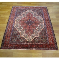 خرید، قیمت و مشخصات فرش دستبافت سنندج، بافته شده با الیاف رنگ ثابت و تراکم بالا، طرح زمینه ی لچک و ترنج کد 40131 - چترزندگی