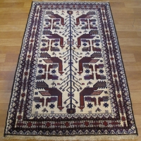 خرید، قیمت و مشخصات فرش دستبافت بلوچستان با رنگ کرمی و طرح نقشه ی مرغی، بافت شده با ظرافت و دقت بالا کد 39837 - چترزندگی