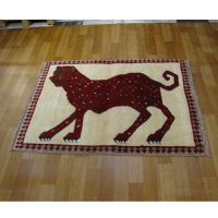 خرید، قیمت و مشخصات فرش دستبافت گبه طرح شیر، نو بافت به رنگ کرم و حاشیه های لاکی و درخشندگی ظاهری بالا کد 39966 - چترزندگی