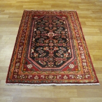 خرید، قیمت و مشخصات فرش دستبافت لیلیان زمینه مشکی و حاشیه لاکی طرح ماهی و ترنجی، بافته شده با ظرافت بی نظیر کد 40018 - چترزندگی