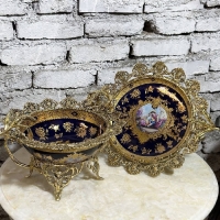 خرید، قیمت و مشخصات کاسه بشقاب دسته گندمی با بدنه ی برنزی رنگ ثابت و زمینه ی طرح دار سرمه ای، فروش به قیمت تولیدی - چترزندگی
