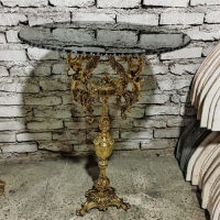 خرید، قیمت و مشخصات میز برنجی تک پایه مدل چهار فرشته با بدنه ی پر کار و رویه شیشه ای دودی، ارسال به سراسر کشور - چترزندگی