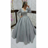 فروش، اجاره و مشخصات لباس نامزدی یقه هفت پوشیده طرح گل ریز پرکار جذاب خیره کننده_ چترزندگی